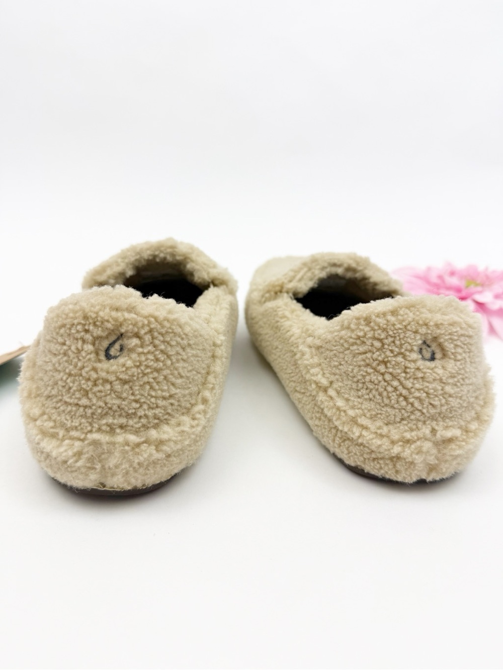 OluKai Women's Nohea Heu Slippers Sandbar Tan Beige Sherpa Fleece - Picture 7 of 12